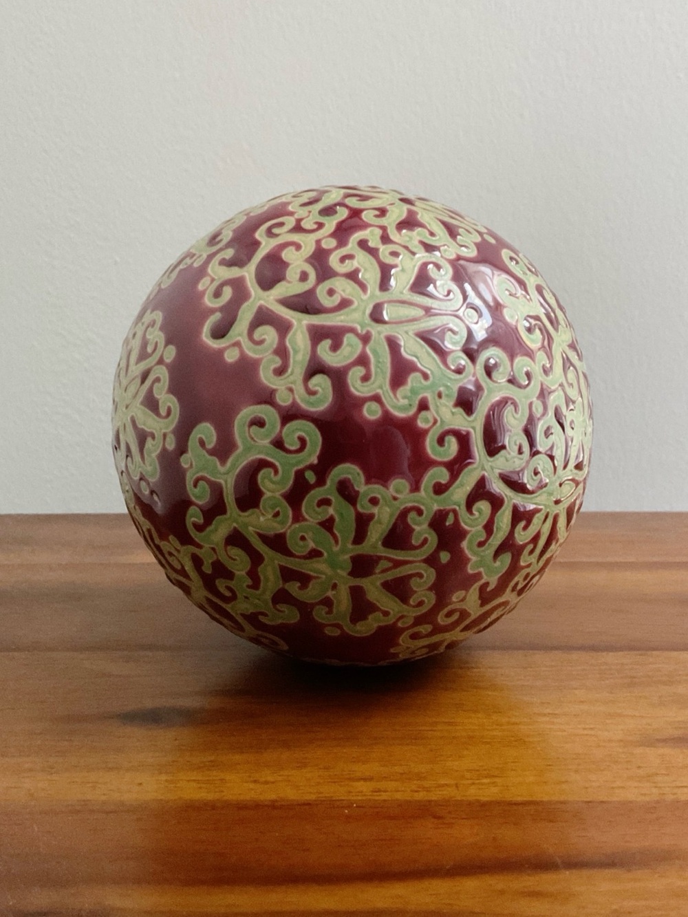 4” Ceramic Carpet Ball Decorative Orb Red Green Scroll Design